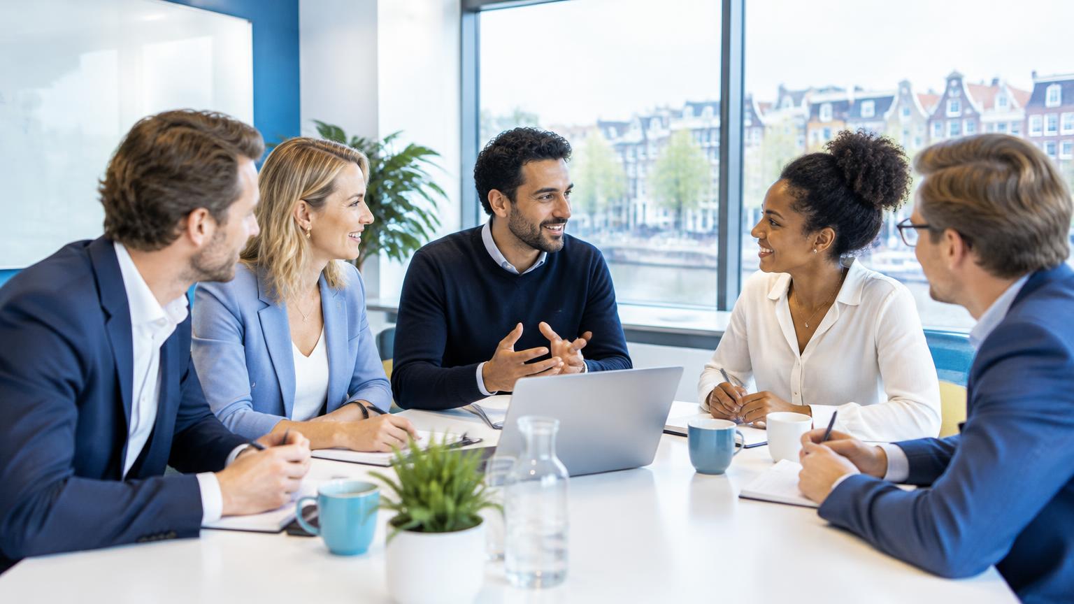 Ondernemers overleggen samen aan tafel